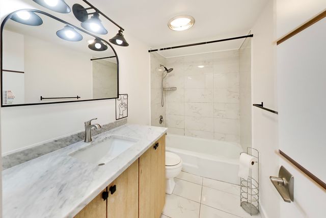 1030 S Fernandez Avenue 2B, Arlington Heights, IL 60005
