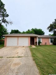 9319 Cliff Point Dr, San Antonio, TX 78250