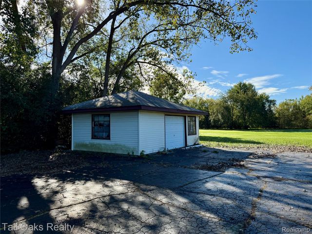 5046 DAVISON Road, Burton, MI 48509