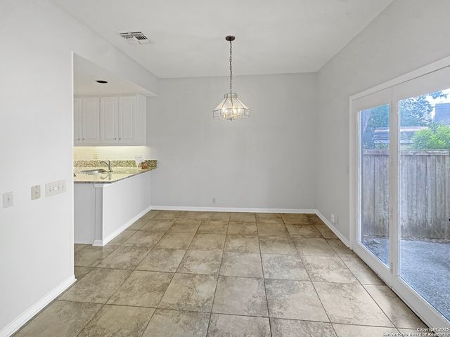 210 Circle St Apt 5, Alamo Heights, TX 78209