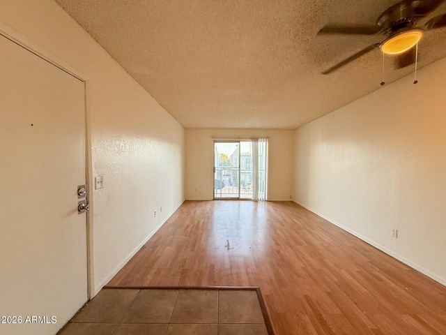 2833 E KATHLEEN Road Apt 203, Phoenix, AZ 85032