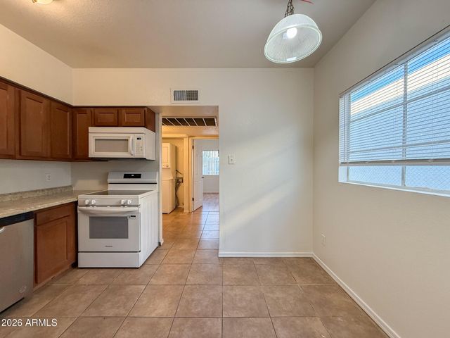 2833 E KATHLEEN Road Apt 203, Phoenix, AZ 85032