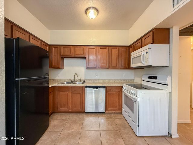 2833 E KATHLEEN Road Apt 203, Phoenix, AZ 85032