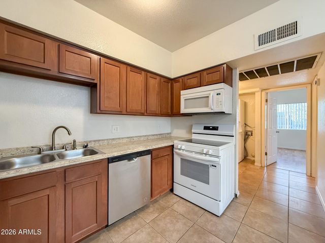 2833 E KATHLEEN Road Apt 203, Phoenix, AZ 85032