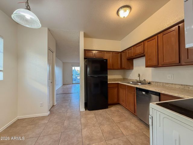 2833 E KATHLEEN Road Apt 203, Phoenix, AZ 85032