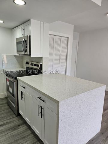 15888 SW 95th Ave 210, Miami, FL 33157