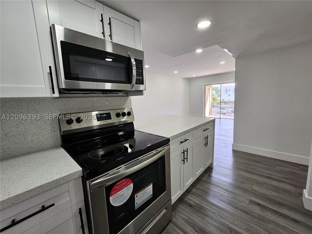 15888 SW 95th Ave 210, Miami, FL 33157