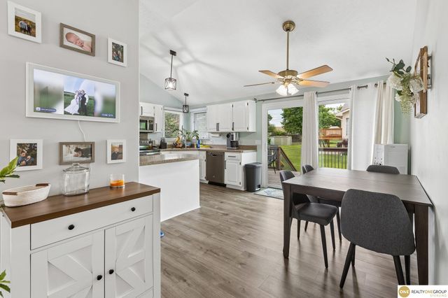 2002 Queen Drive, Papillion, NE 68046