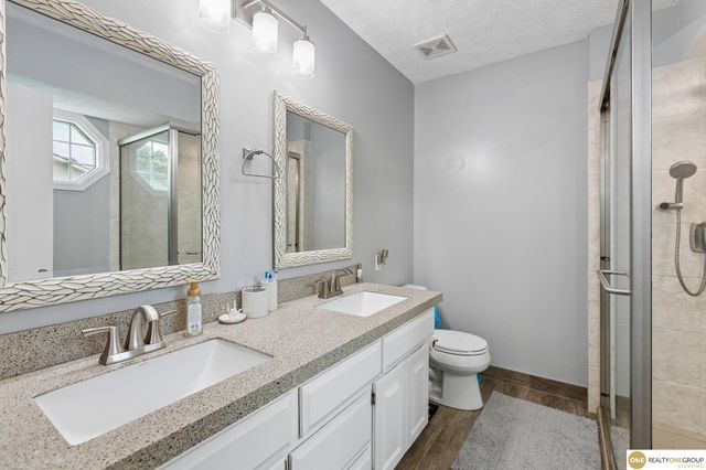 2002 Queen Drive, Papillion, NE 68046