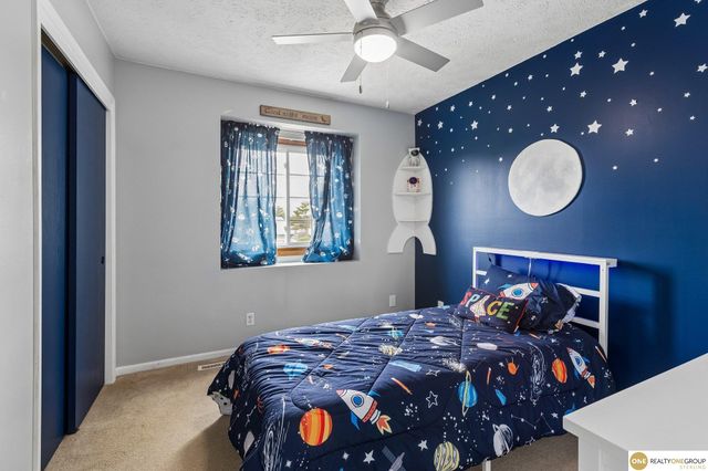 2002 Queen Drive, Papillion, NE 68046