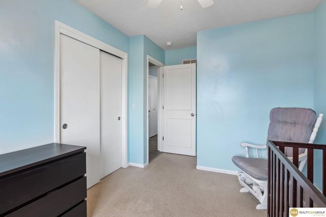 2002 Queen Drive, Papillion, NE 68046