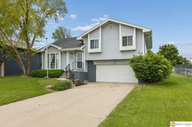 2002 Queen Drive, Papillion, NE 68046