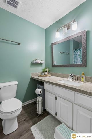 2002 Queen Drive, Papillion, NE 68046
