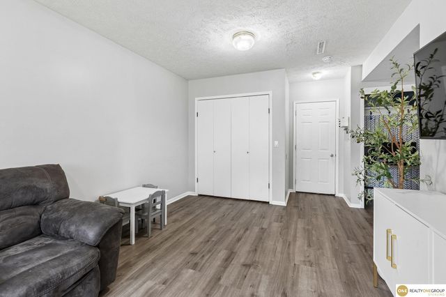2002 Queen Drive, Papillion, NE 68046