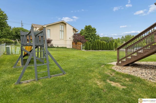 2002 Queen Drive, Papillion, NE 68046