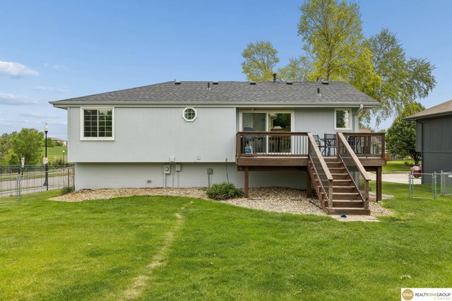 2002 Queen Drive, Papillion, NE 68046