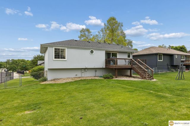 2002 Queen Drive, Papillion, NE 68046