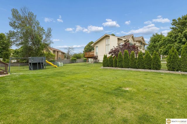 2002 Queen Drive, Papillion, NE 68046