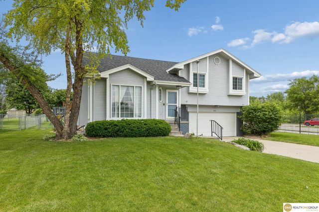 2002 Queen Drive, Papillion, NE 68046