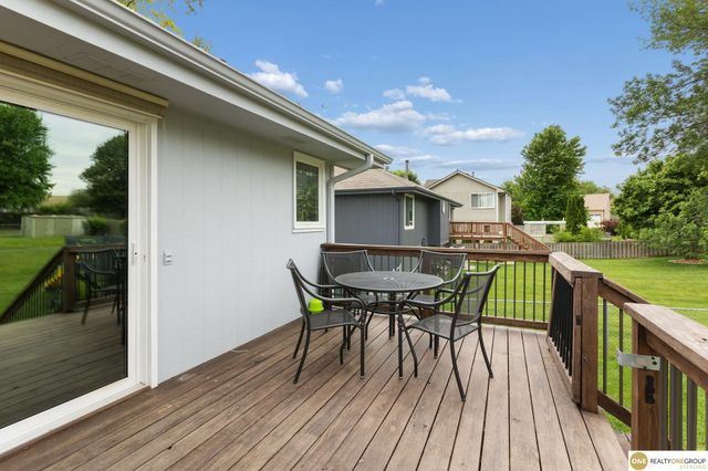 2002 Queen Drive, Papillion, NE 68046
