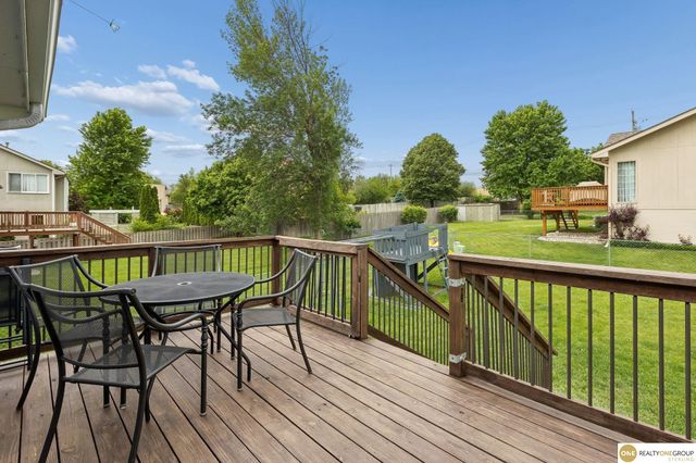 2002 Queen Drive, Papillion, NE 68046