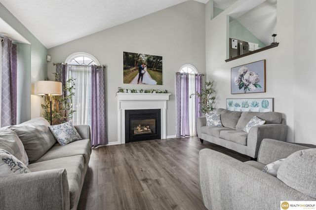 2002 Queen Drive, Papillion, NE 68046