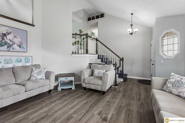 2002 Queen Drive, Papillion, NE 68046