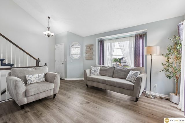 2002 Queen Drive, Papillion, NE 68046