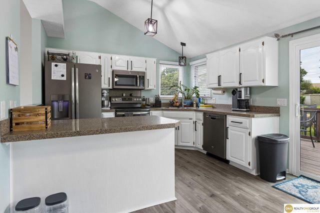 2002 Queen Drive, Papillion, NE 68046