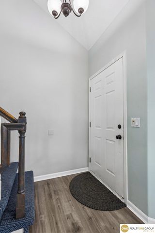 2002 Queen Drive, Papillion, NE 68046