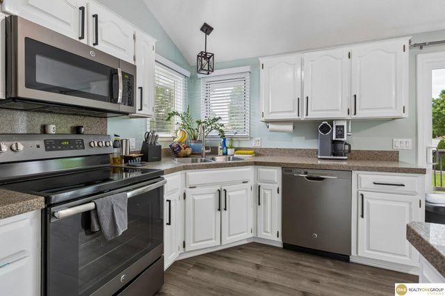 2002 Queen Drive, Papillion, NE 68046