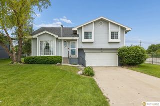 2002 Queen Drive, Papillion, NE 68046