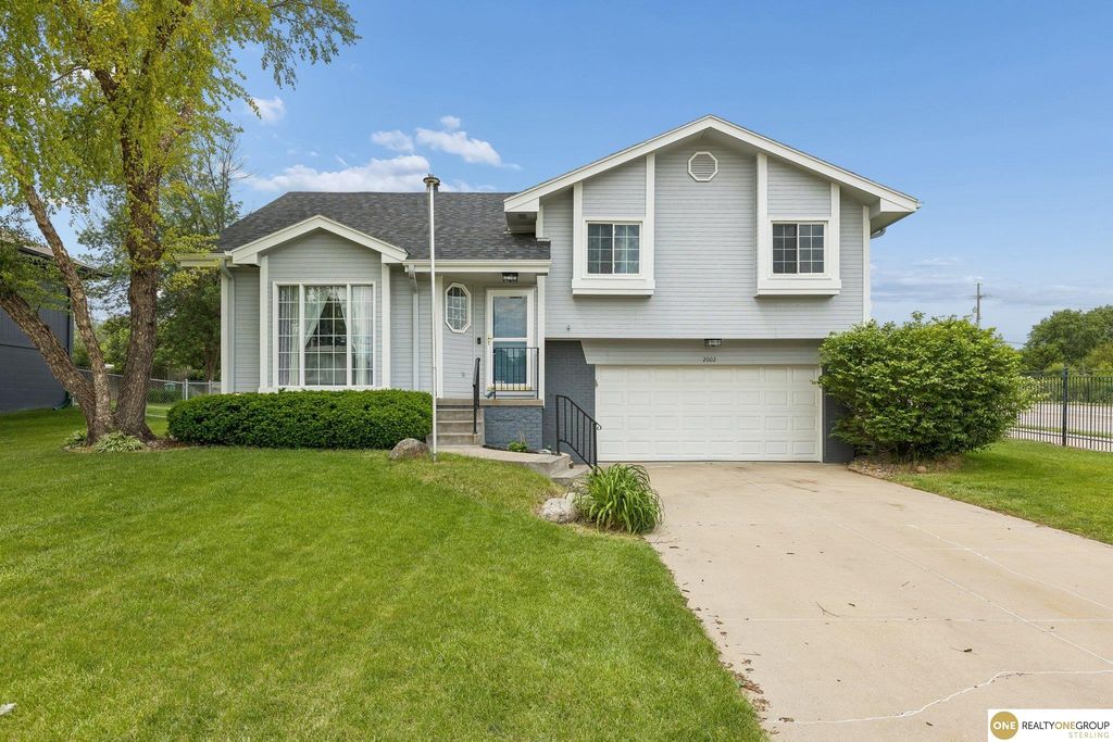 2002 Queen Drive, Papillion, NE 68046