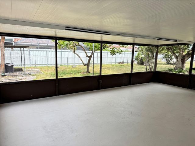 7765 W 15th Ave, Hialeah, FL 33014