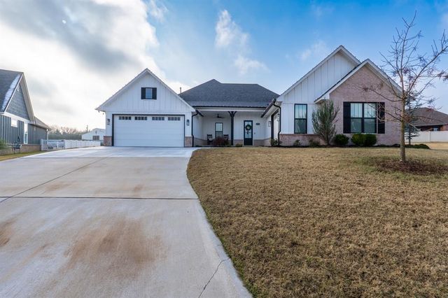 2700 Woodlawn Court, Shawnee, OK 74804