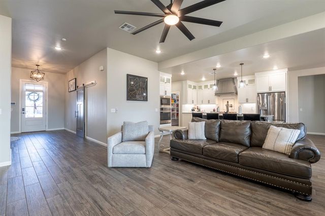 2700 Woodlawn Court, Shawnee, OK 74804