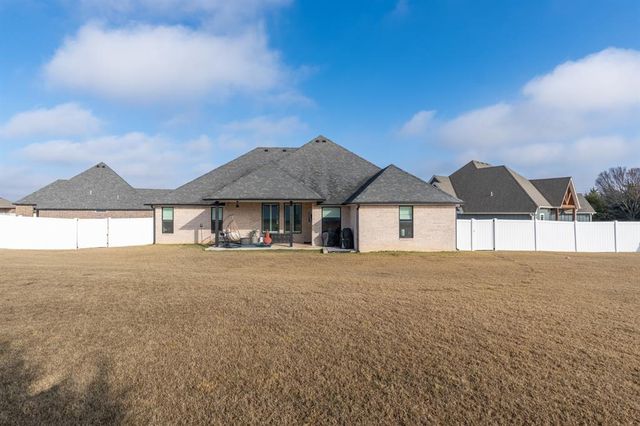 2700 Woodlawn Court, Shawnee, OK 74804