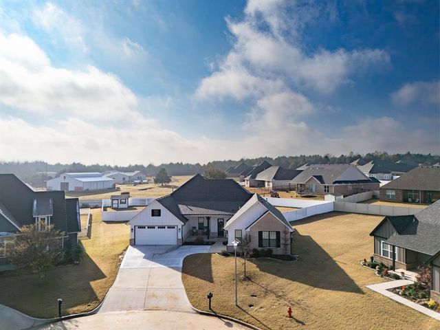 2700 Woodlawn Court, Shawnee, OK 74804