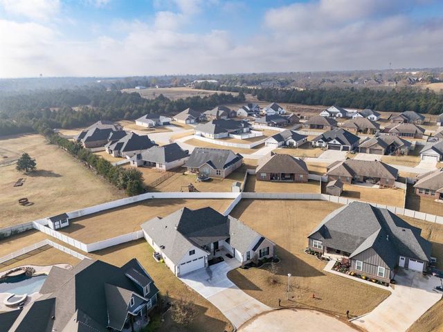 2700 Woodlawn Court, Shawnee, OK 74804