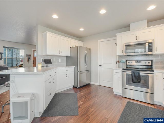 418 Sunset Ct, Amity, OR 97101