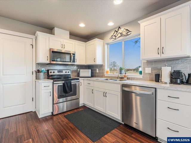 418 Sunset Ct, Amity, OR 97101