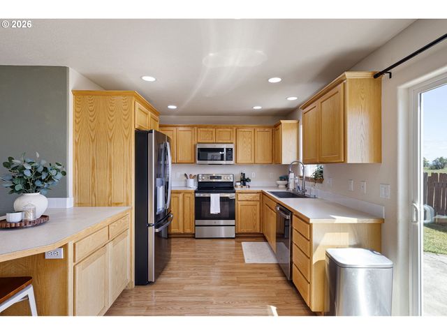 1053 HECKART Ln, Harrisburg, OR 97446