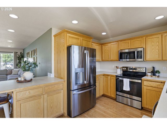 1053 HECKART Ln, Harrisburg, OR 97446