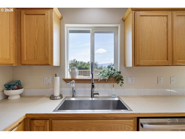 1053 HECKART Ln, Harrisburg, OR 97446