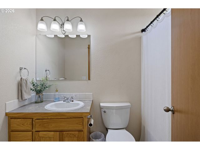 1053 HECKART Ln, Harrisburg, OR 97446