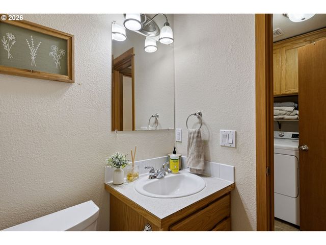 1053 HECKART Ln, Harrisburg, OR 97446