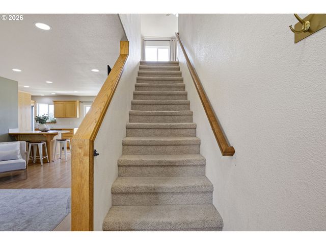 1053 HECKART Ln, Harrisburg, OR 97446