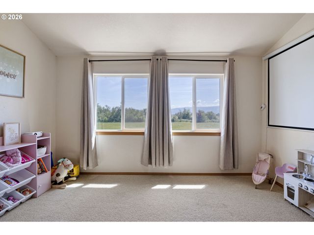 1053 HECKART Ln, Harrisburg, OR 97446