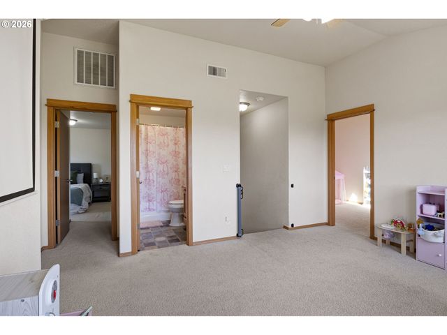 1053 HECKART Ln, Harrisburg, OR 97446