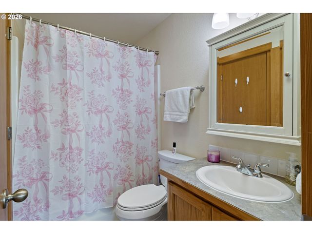1053 HECKART Ln, Harrisburg, OR 97446